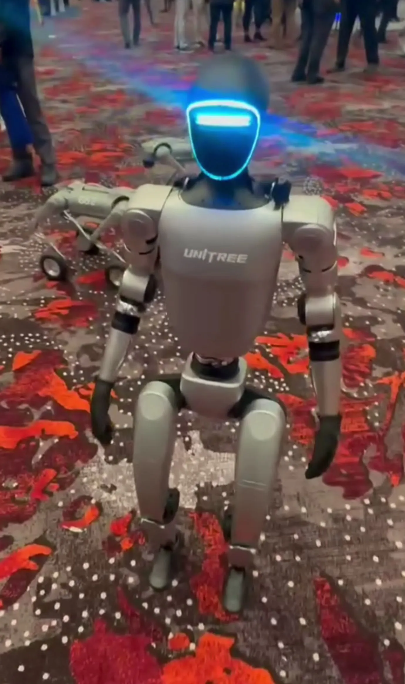 Robot humanoide Unitree G1 expuesto en una feria.