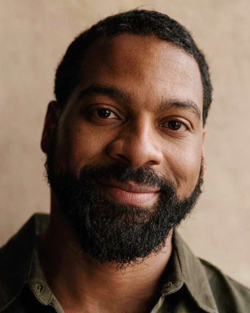 Retrato de Kwame Mensah, generado con inteligencia artificial.