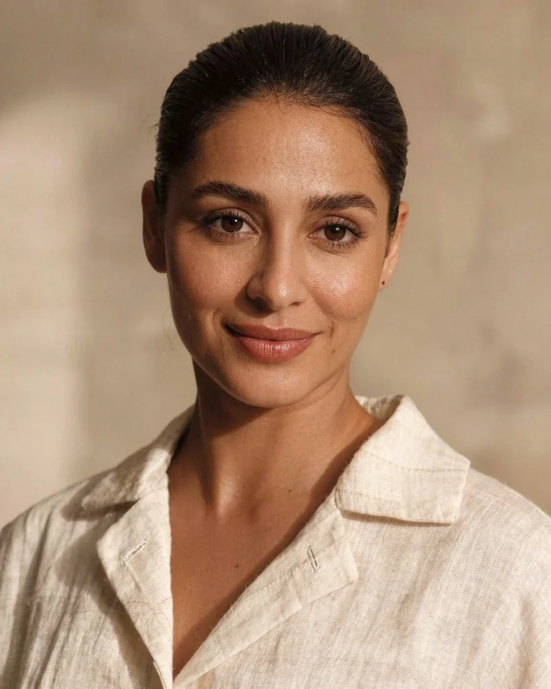 Retrato de Priya Raghunathan, generado con inteligencia artificial.